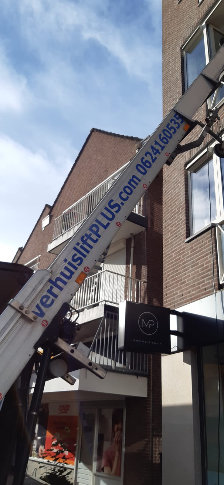 een meubellift in gebruik in Arnhem