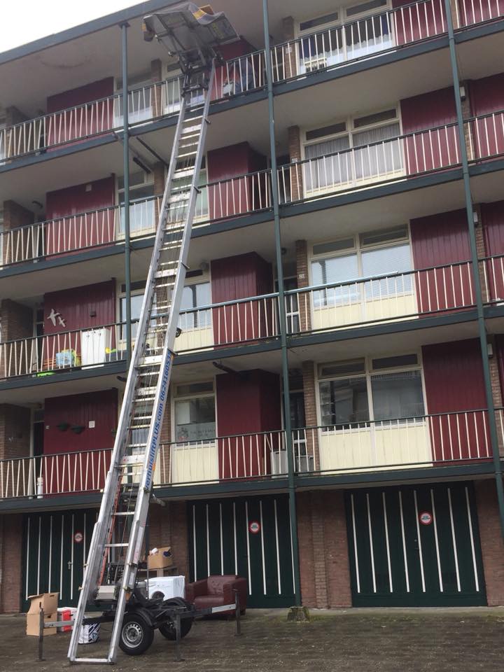 gehuurde verhuislift in Apeldoorn bij een flat