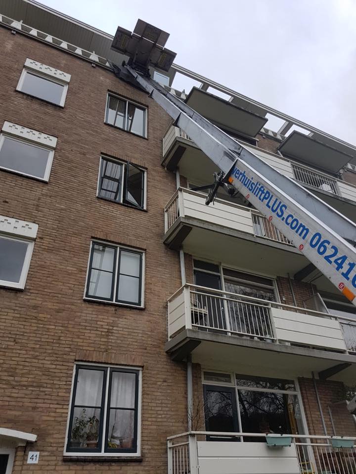 verhuislift gebruik tegen hoge gevel in arnhem