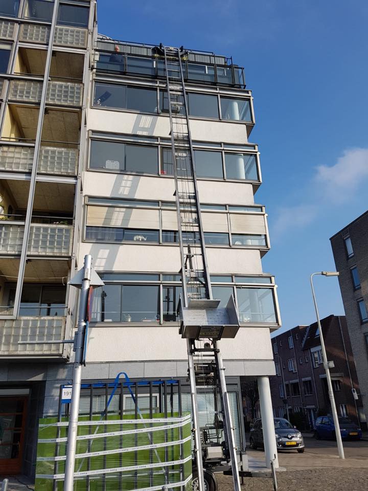 glas verticaal transporteren bij kantoor in Deventer