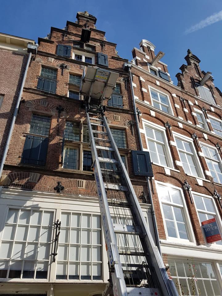 verhuislift bij een klassieke gevel in Zwolle