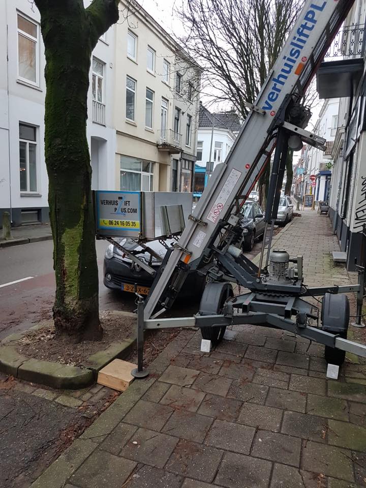 verhuislift op smalle stoep in Deventer