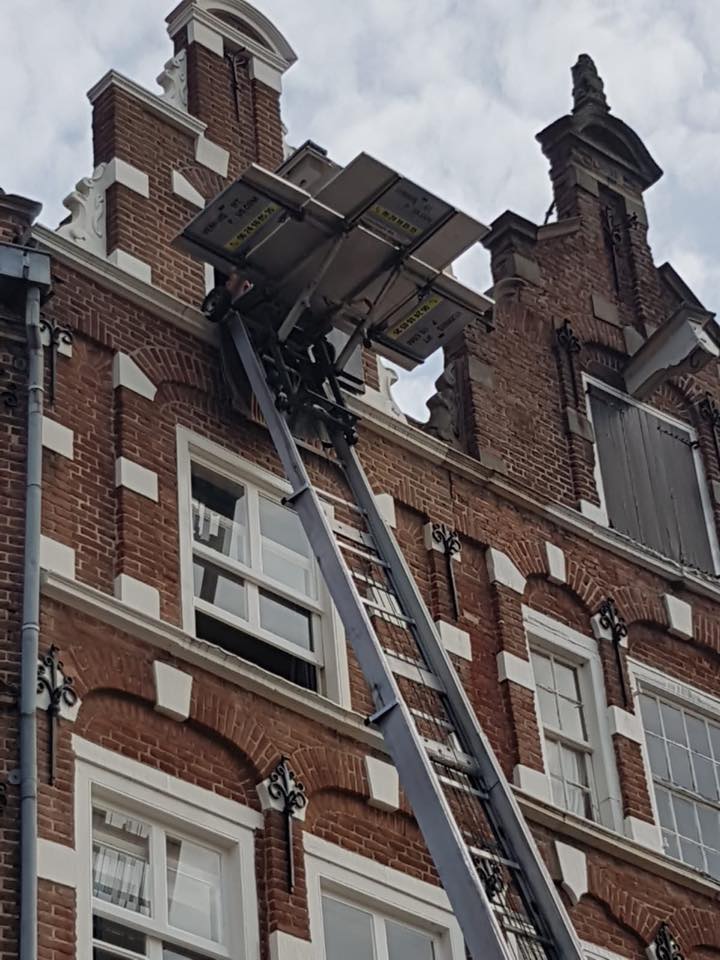 verhuizen van zware kast met verhuislift in binnenstad Arnhem