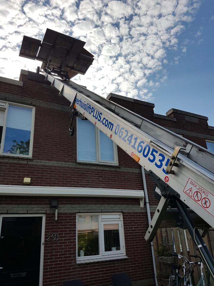 zonnepanelen transporteren met meubellift in Zwolle