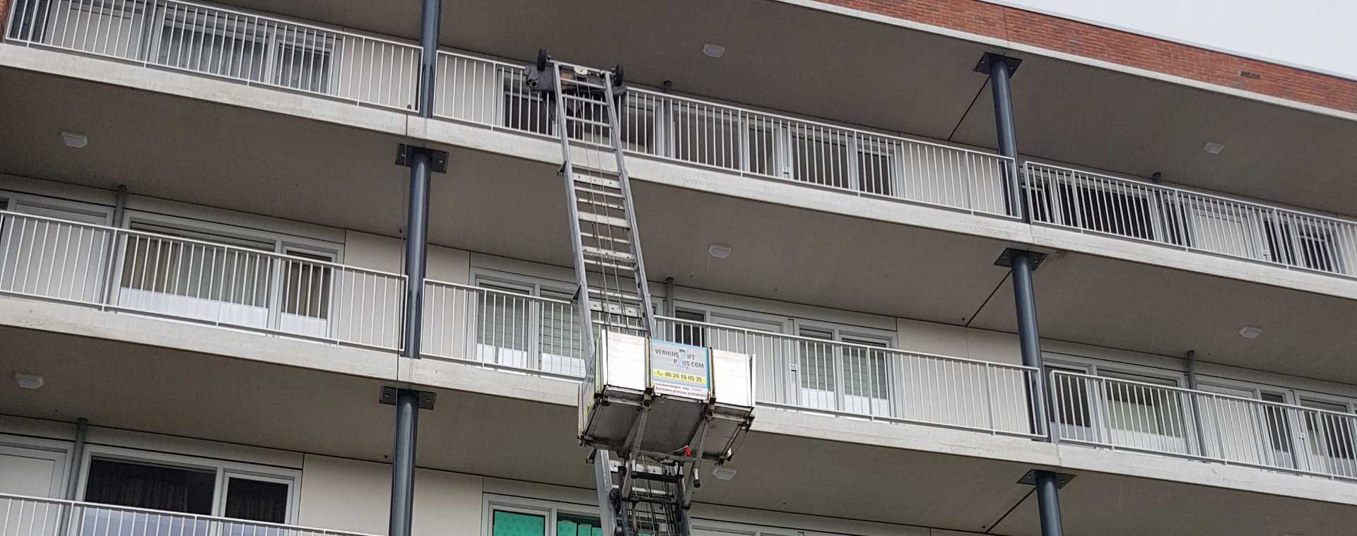 verhuislift huren in Apeldoorn en in gebruik bij flat